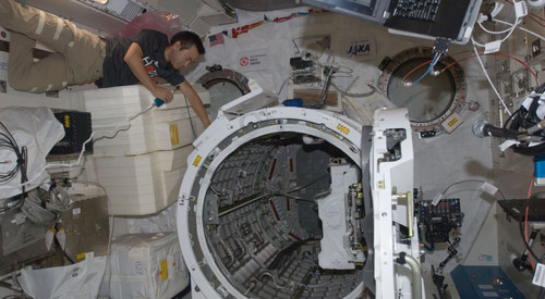 Akihiko_Hoshide_near_the_airlock_in_the_