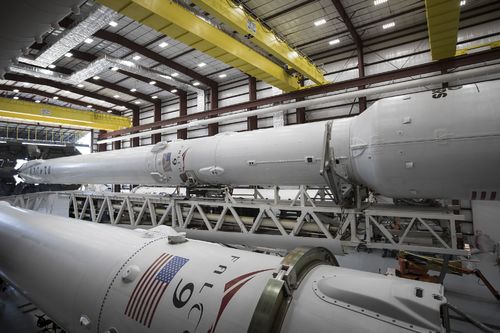 ses10_hangar2.thumb.jpg.591a30e60b7787a49676a5a16dbd3a1e.jpg