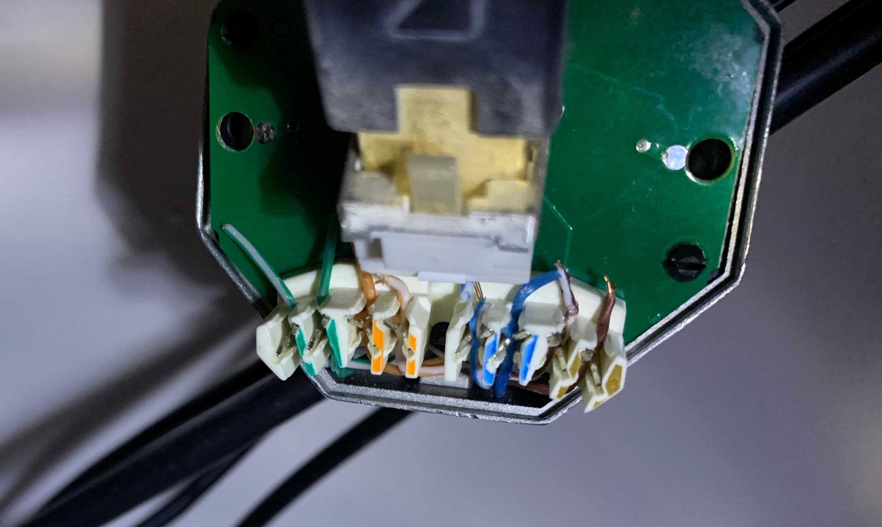 Download speed not reached... RJ45 cables placed right in the connector ...