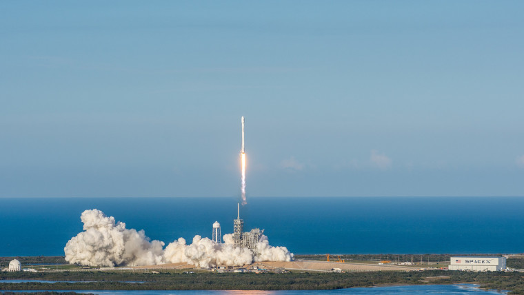 התוכנית של SpaceX לספק אינטרנט באמצעות לוויינים רווחת אישור FCC