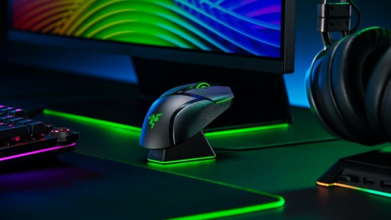 A Razer Basilisk Ultimate on a mouse holder