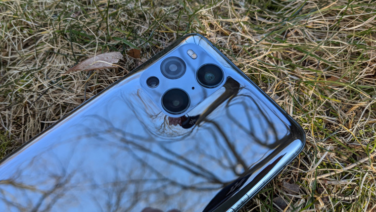 Close up of Find X3 Pro camera