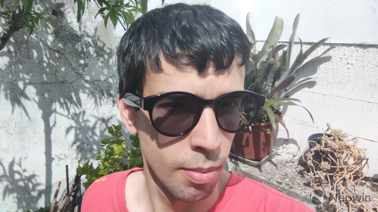 Man wearing Razer Anzu Smart Glasses with sunglass lenses