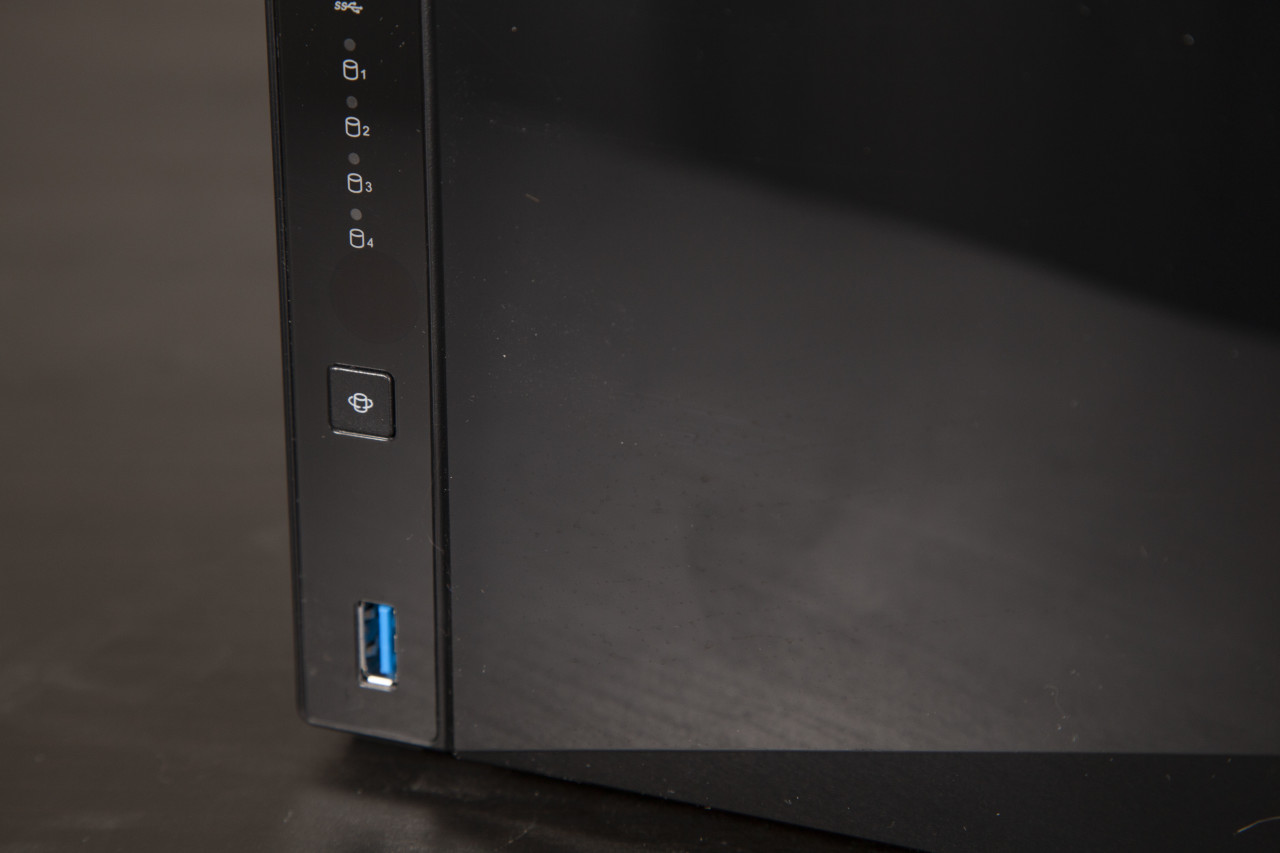 Picture of the front left of the ASUSTOR AS3304T NAS device showing a USB 32 port