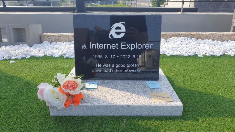 A gravestone for Internet Explorer saying that He was a good tool to download other browsers