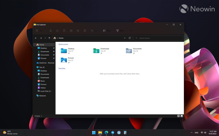 File Explorer in Windows 11 with visual glitches after switching themes