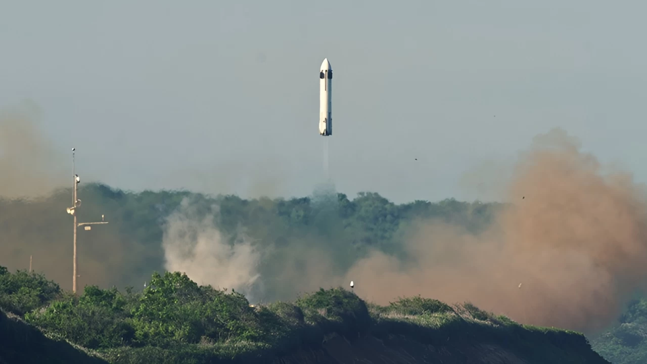 A Honda experimental rocket mid-flight