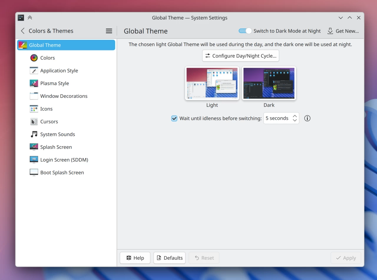सिस्टम सेटिंग्ज ग्लोबल थीम्स पृष्ठ दिवसाची रात्री स्विचिंग चालू करण्यासाठी सेटिंग्ज दर्शवित आहेत