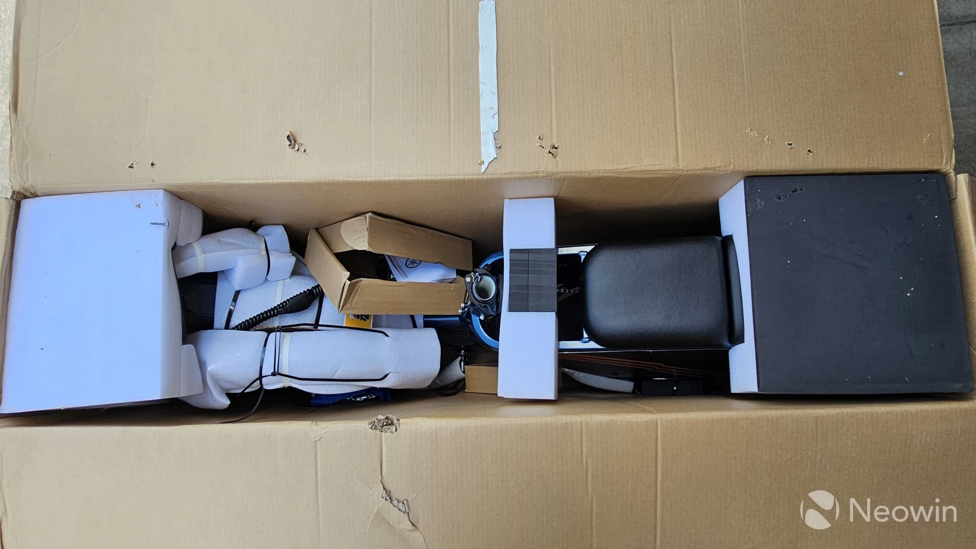 Picture of the Engwe LE20 ebike in a box