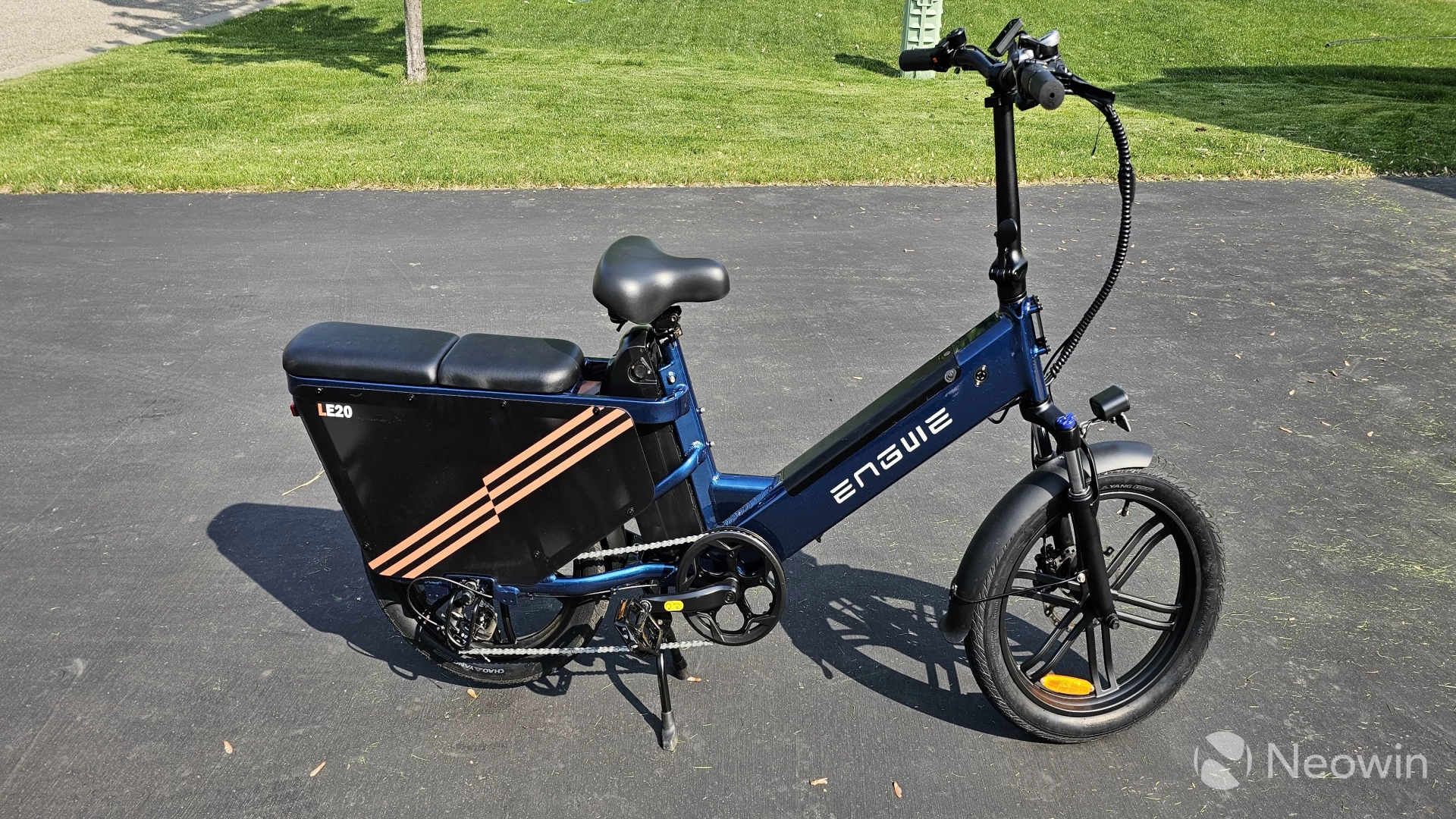 Picture of the fully assembled Engwe LE20 cargo bike from a side view