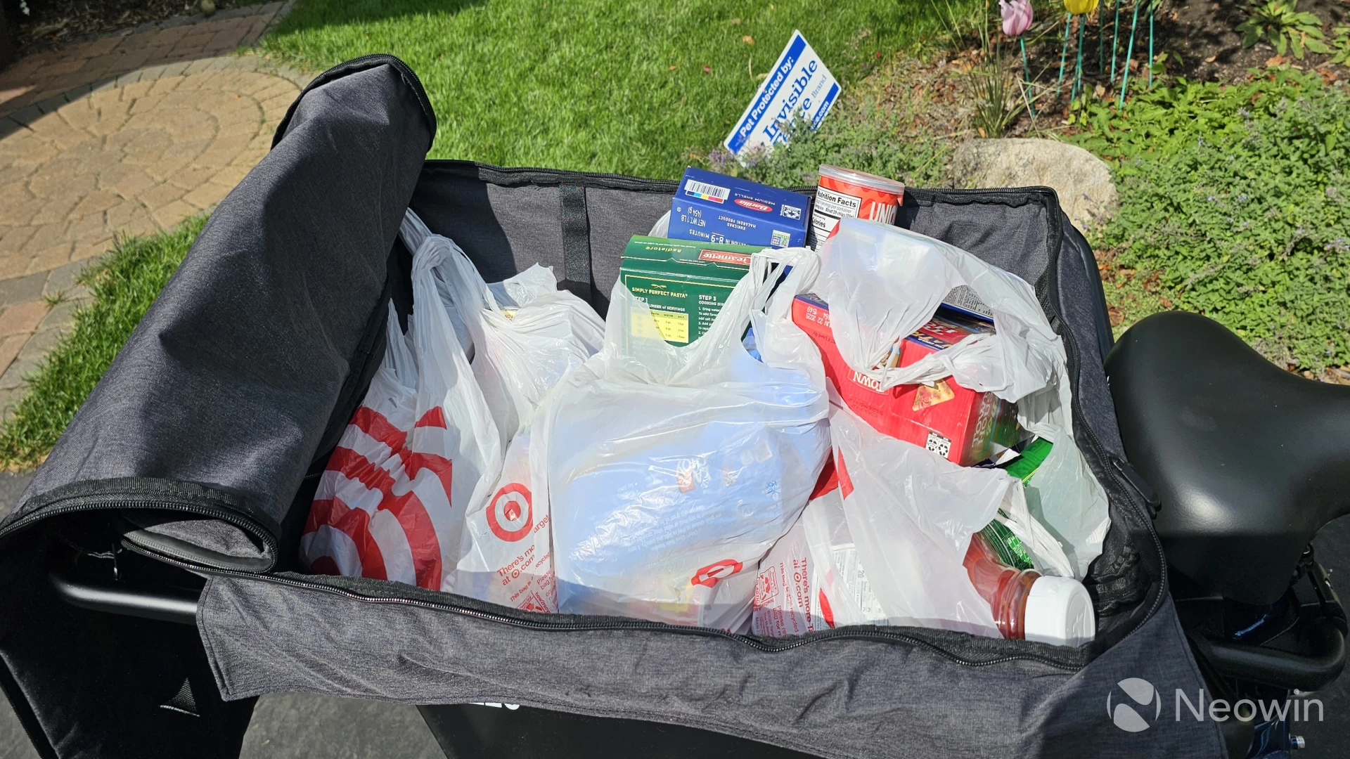 Photo of groceries being carried on the back of the ENGWE LE20