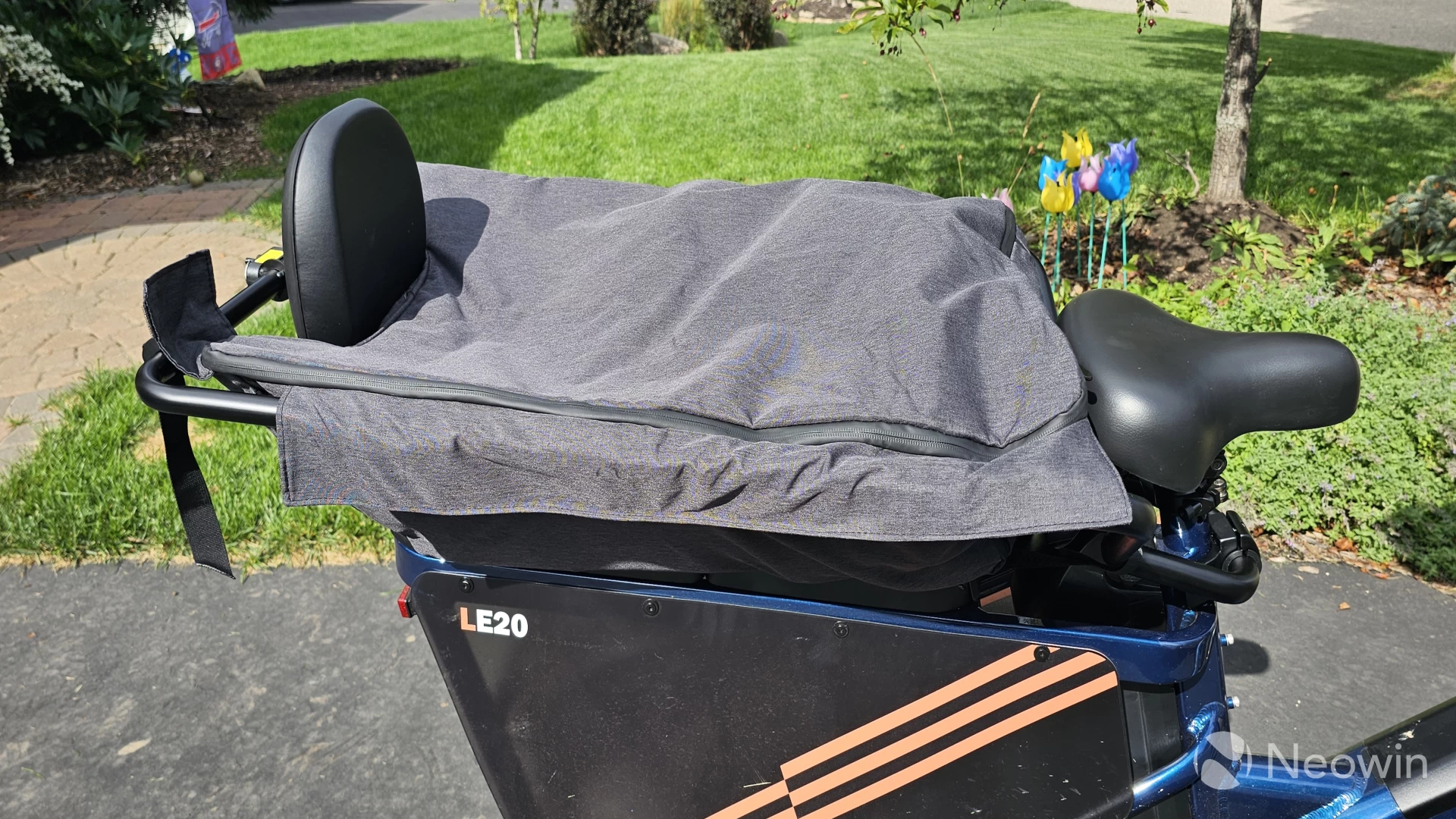 Photo of the rear storage bag loaded with groceries on the ENGWE LE20