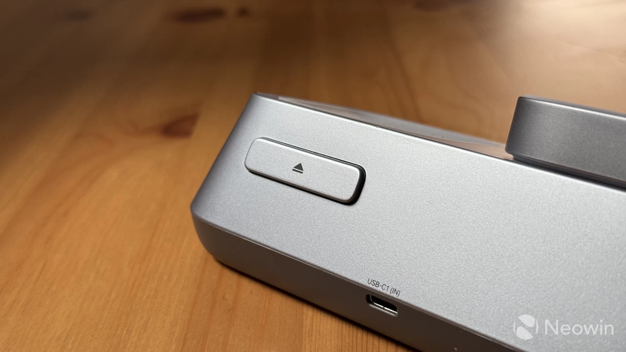 The UGREEN MagFlow 3-in-1 charging station