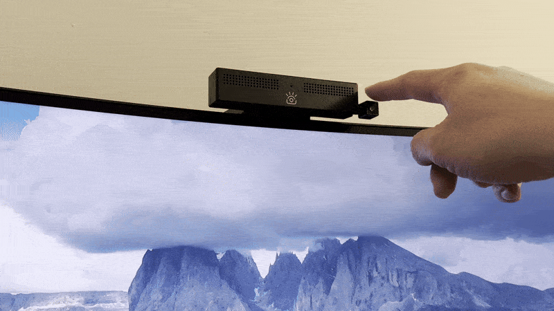 Opening and closing the iContact Pro 4K webcam