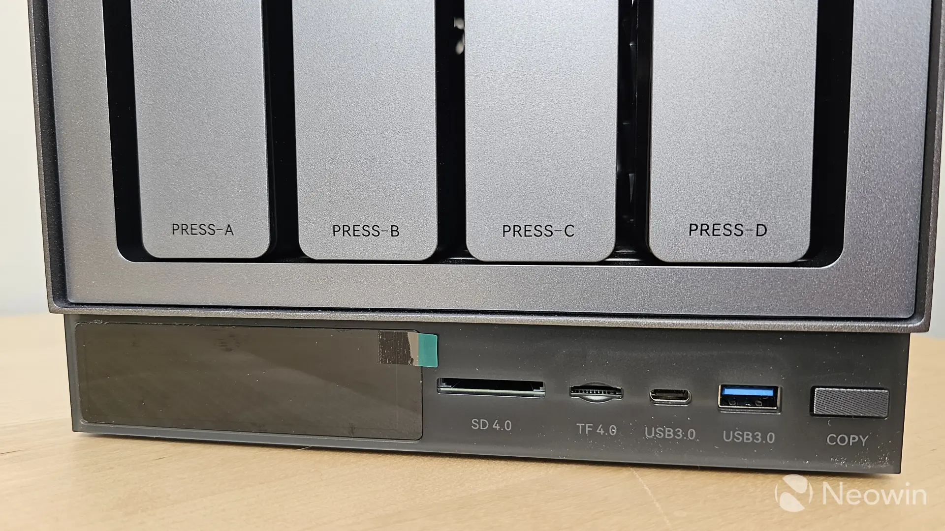 Photo of the front panel and four drive bays of the Zettlab D4