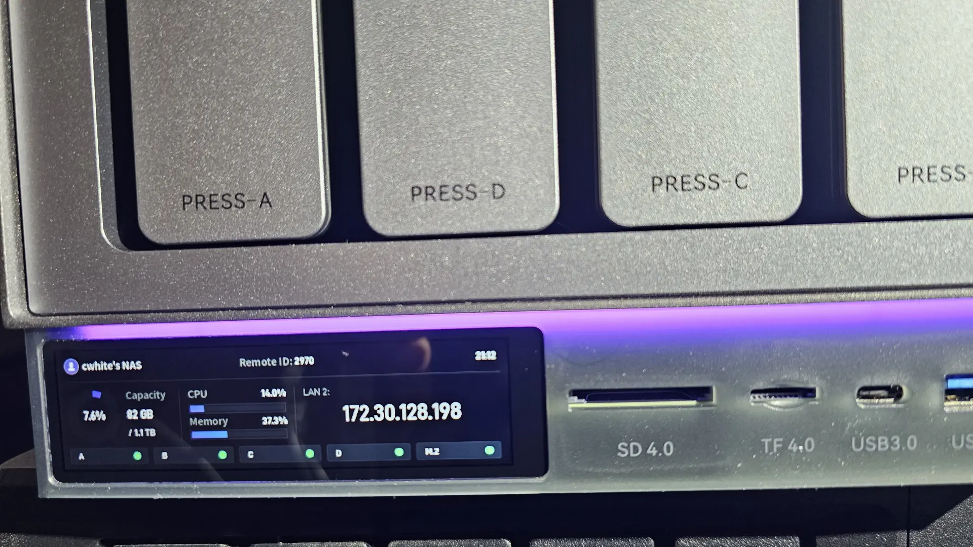 Photo of the front LCD screen and LED light on the Zettlab D4