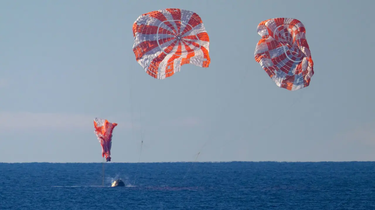 रेकॉर्ड-सेटिंग आर्टेमिस II अंतराळवीर 10 दिवसांच्या चंद्र साहसानंतर पृथ्वीवर परतले रेकॉर्ड-सेटिंग आर्टेमिस II अंतराळवीर 10 दिवसांच्या चंद्र साहसानंतर पृथ्वीवर परतले