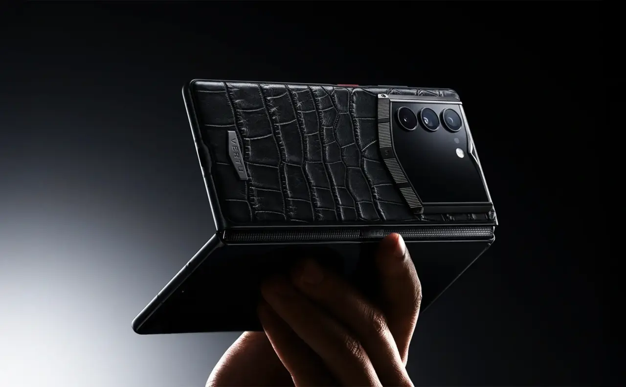 Vertu ALPHAFOLD ,880 फोल्ड करण्यायोग्य आहे AI एजंट आणि ॲलिगेटर बेली लेदर Vertu ALPHAFOLD ,880 फोल्ड करण्यायोग्य आहे AI एजंट आणि ॲलिगेटर बेली लेदर