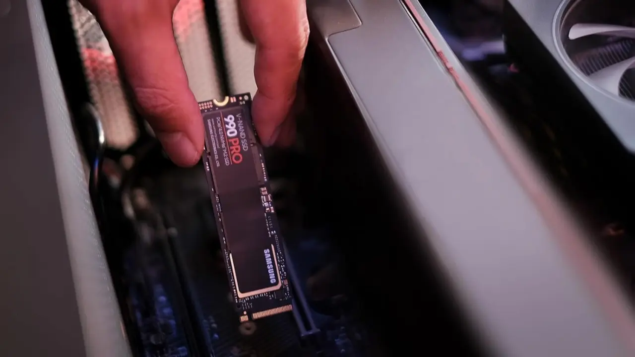 samsung 990 pro nvme ssd getting installed in a PC